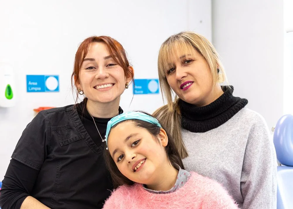 Equipo de A+ Salud con una paciente